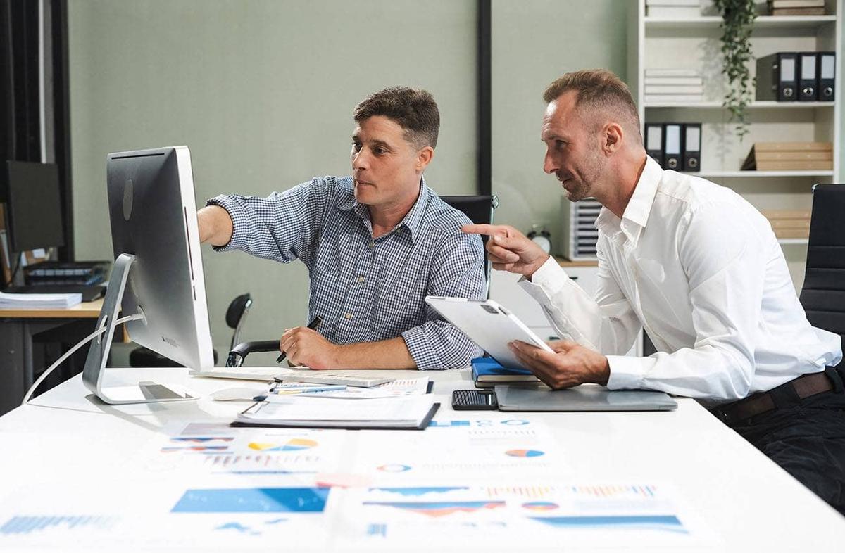 Two peiple working together